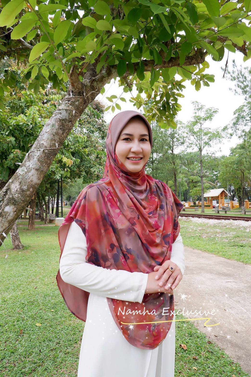 ผ้าคลุมงานแบรนด์ Numha รุ่นจีบไหล่ลาย เนื้อผ้า Moss crepe ทรงหน้า scuba มีคาง ขนาดไซส์ประมาณ xl ผ้าคลุมงานแบรนด์ Numha รุ่นจีบไหล่ลาย เนื้อผ้า Moss crepe ทรงหน้า scuba มีคาง ขนาดไซส์ประมาณ xl