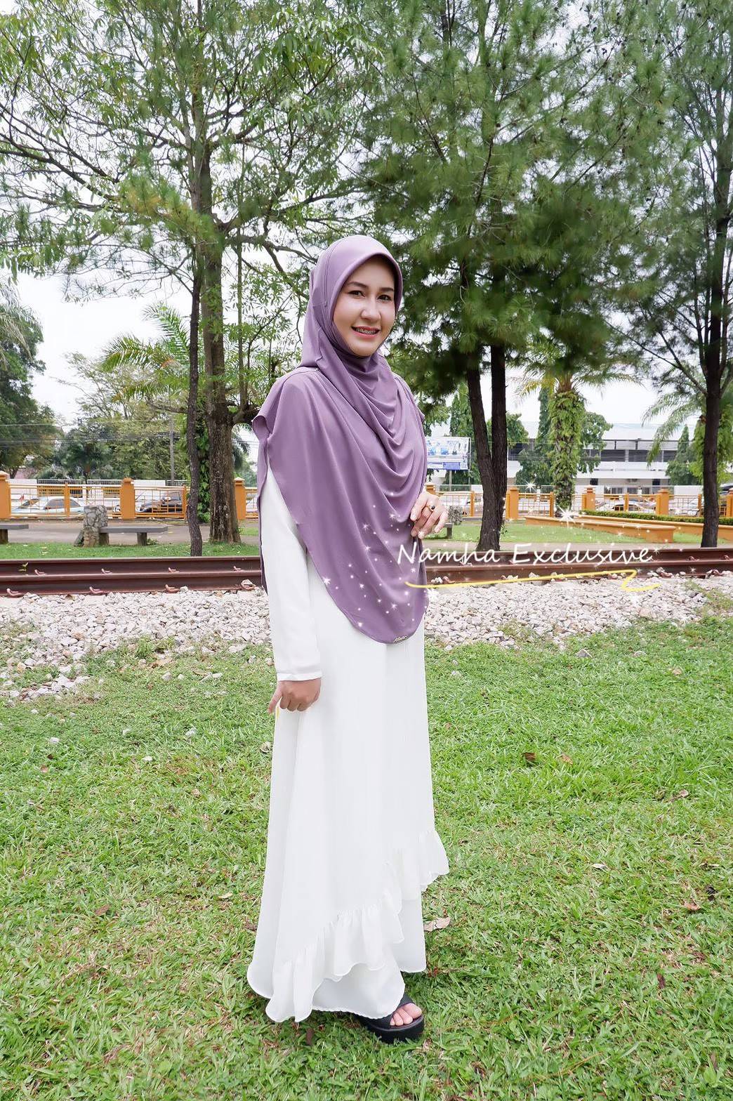 ผ้าคลุม แบบสวมสำเร็จ รุ่นจีบไหล่สีพื้น งานแบรนด์ Namha เนื้อผ้า Moss crepe ทรงหน้า scuba มีคาง ขนาดไซส์ประมาณ xl ผ้าคลุม แบบสวมสำเร็จ รุ่นจีบไหล่สีพื้น งานแบรนด์ Namha เนื้อผ้า Moss crepe ทรงหน้า scuba มีคาง ขนาดไซส์ประมาณ xl