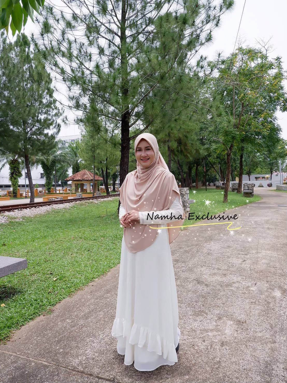 ผ้าคลุม แบบสวมสำเร็จ รุ่นจีบไหล่สีพื้น งานแบรนด์ Namha เนื้อผ้า Moss crepe ทรงหน้า scuba มีคาง ขนาดไซส์ประมาณ xl ผ้าคลุม แบบสวมสำเร็จ รุ่นจีบไหล่สีพื้น งานแบรนด์ Namha เนื้อผ้า Moss crepe ทรงหน้า scuba มีคาง ขนาดไซส์ประมาณ xl
