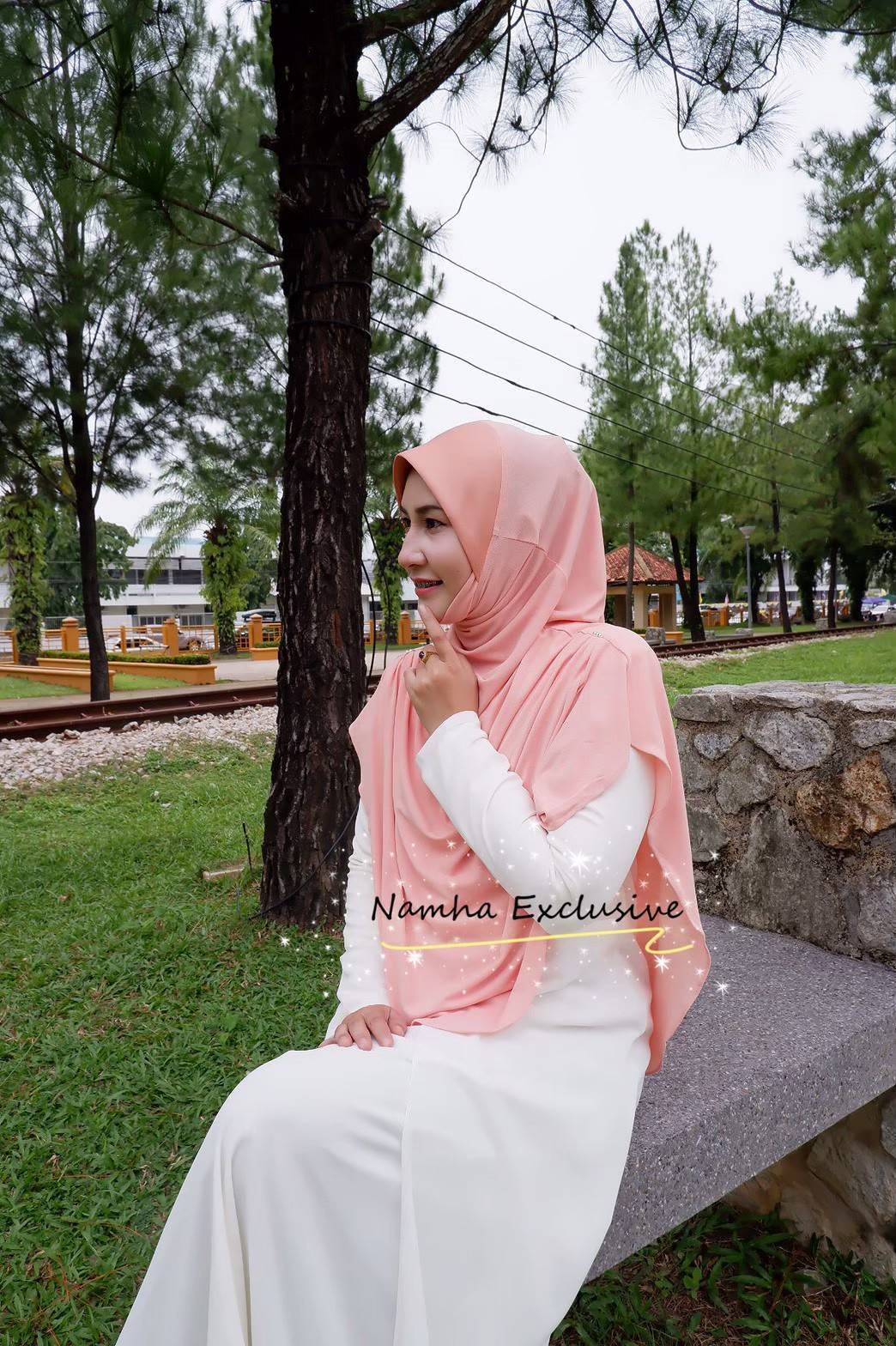 ผ้าคลุม แบบสวมสำเร็จ รุ่นจีบไหล่สีพื้น งานแบรนด์ Namha เนื้อผ้า Moss crepe ทรงหน้า scuba มีคาง ขนาดไซส์ประมาณ xl ผ้าคลุม แบบสวมสำเร็จ รุ่นจีบไหล่สีพื้น งานแบรนด์ Namha เนื้อผ้า Moss crepe ทรงหน้า scuba มีคาง ขนาดไซส์ประมาณ xl