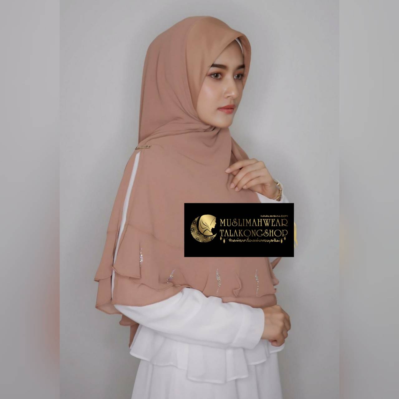ฮิญาบ hijab สวมสำเร็จ งานแบรนด์แท้นำเข้า khimar ทรงหน้า สคูบา ใช้เพชร ชีฟองสองชั้น แต่งระบาย พร้อมติดเพชร ฮิญาบ hijab สวมสำเร็จ งานแบรนด์แท้นำเข้า khimar ทรงหน้า สคูบา ใช้เพชร ชีฟองสองชั้น แต่งระบาย พร้อมติดเพชร