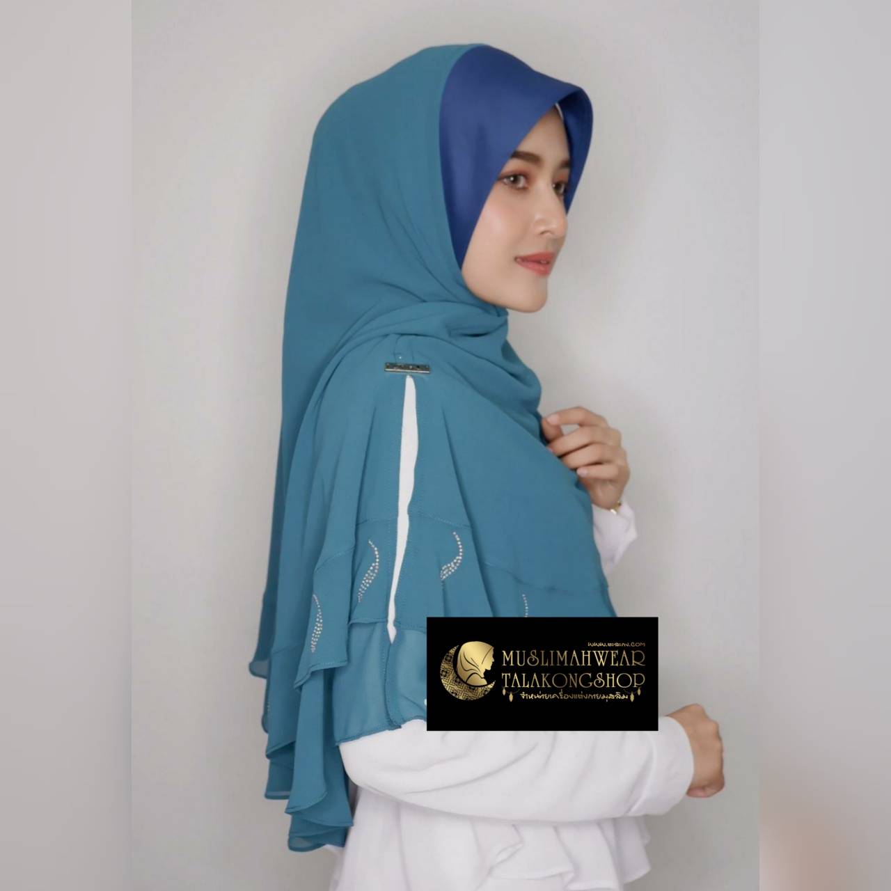 ฮิญาบ hijab สวมสำเร็จ งานแบรนด์แท้นำเข้า khimar ทรงหน้า สคูบา ใช้เพชร ชีฟองสองชั้น แต่งระบาย พร้อมติดเพชร ฮิญาบ hijab สวมสำเร็จ งานแบรนด์แท้นำเข้า khimar ทรงหน้า สคูบา ใช้เพชร ชีฟองสองชั้น แต่งระบาย พร้อมติดเพชร