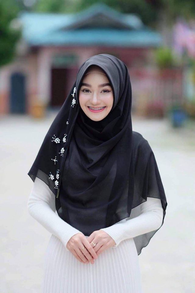 ฮิญาบชีฟอง สวมสำเร็จมีทรงประดับด้วยเพชรลายดอกไม้ใส่สบายเป็นทรงใส่ง่าย ฮิญาบชีฟอง สวมสำเร็จมีทรงประดับด้วยเพชรลายดอกไม้ใส่สบายเป็นทรงใส่ง่าย