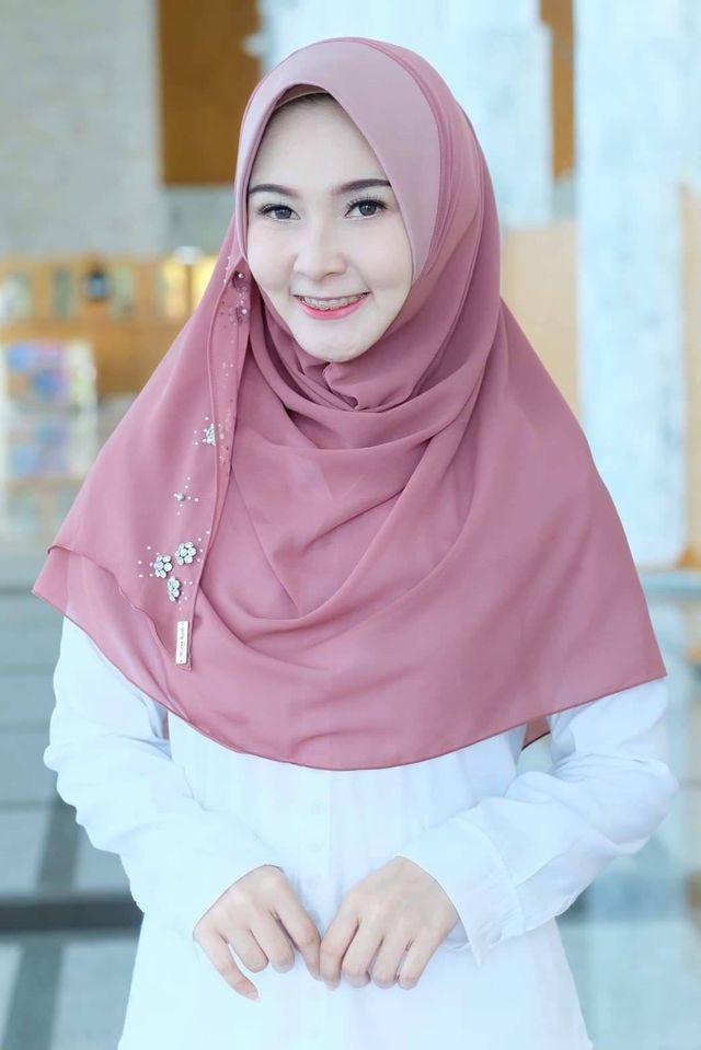ฮิญาบชีฟอง สวมสำเร็จมีทรงประดับด้วยเพชรลายดอกไม้ใส่สบายเป็นทรงใส่ง่าย ฮิญาบชีฟอง สวมสำเร็จมีทรงประดับด้วยเพชรลายดอกไม้ใส่สบายเป็นทรงใส่ง่าย