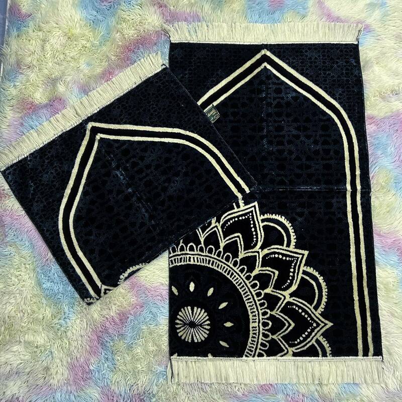 ผ้าปูละหมาดซาอฺดีอาระเบีย (ซาญาดะห์) ขนาดกลาง กว้าง 70 ซ.ม. ยาว 110 ซ.ม. ผ้าปูละหมาดซาอฺดีอาระเบีย (ซาญาดะห์) ขนาดกลาง กว้าง 70 ซ.ม. ยาว 110 ซ.ม.