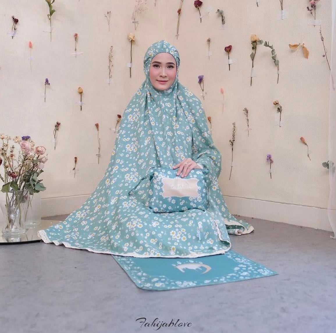 ชุดละหมาดพร้อมส่ง รุ่นใหม่ล่าสุด มาพร้อมผ้าปูละหมาดและกระเป๋า สำหรับพกพา สะดวกสบาย เนื้อผ้าคอสตอลเรย่อน ผ้านิ่มใส่สบายไม่ร้อน ชุดละหมาดพร้อมส่ง รุ่นใหม่ล่าสุด มาพร้อมผ้าปูละหมาดและกระเป๋า สำหรับพกพา สะดวกสบาย เนื้อผ้าคอสตอลเรย่อน ผ้านิ่มใส่สบายไม่ร้อน