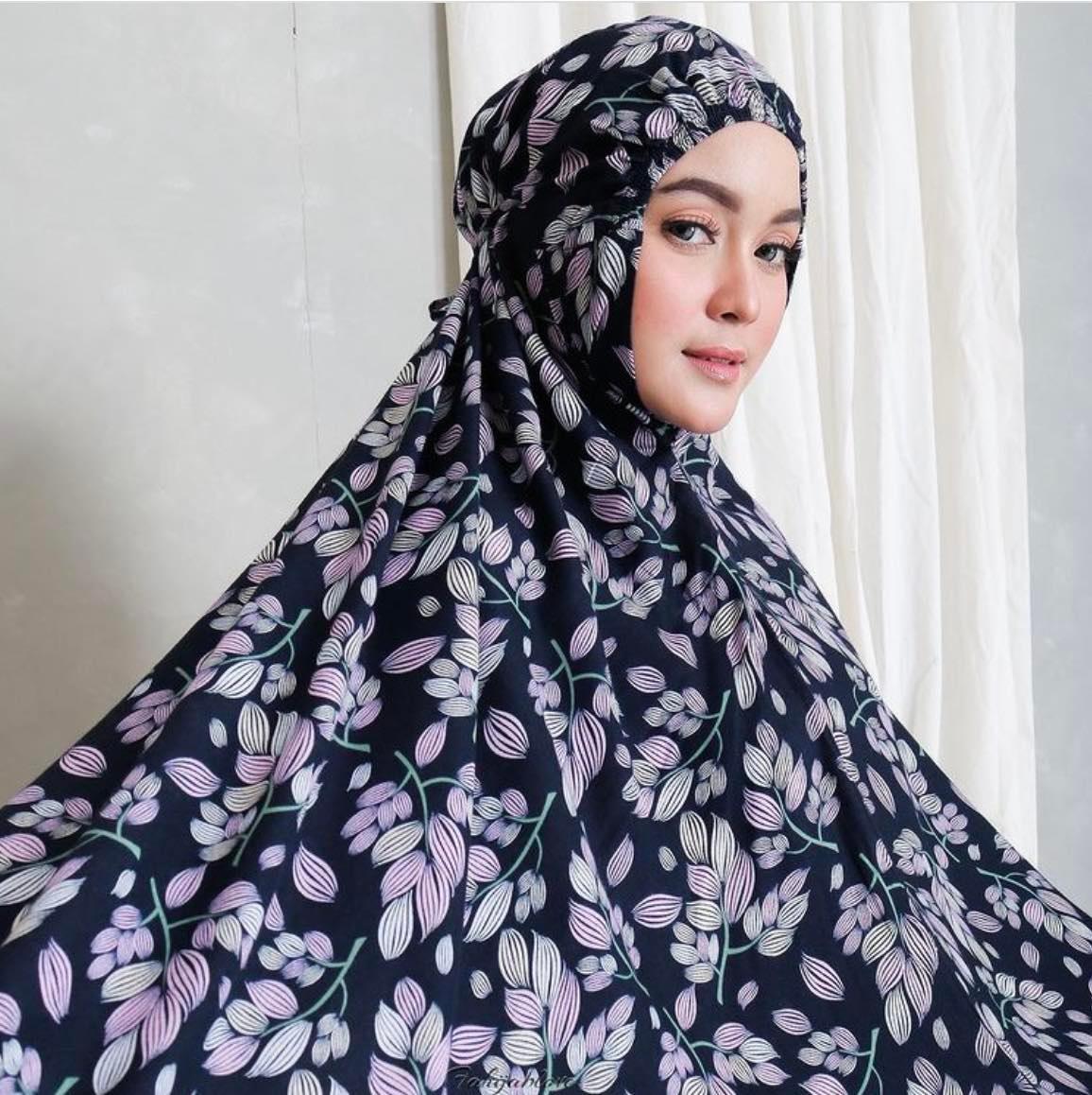 ชุดละหมาดพร้อมส่ง รุ่นใหม่ล่าสุด มาพร้อมผ้าปูละหมาดและกระเป๋า สำหรับพกพา สะดวกสบาย เนื้อผ้าคอสตอลเรย่อน ผ้านิ่มใส่สบายไม่ร้อน ชุดละหมาดพร้อมส่ง รุ่นใหม่ล่าสุด มาพร้อมผ้าปูละหมาดและกระเป๋า สำหรับพกพา สะดวกสบาย เนื้อผ้าคอสตอลเรย่อน ผ้านิ่มใส่สบายไม่ร้อน