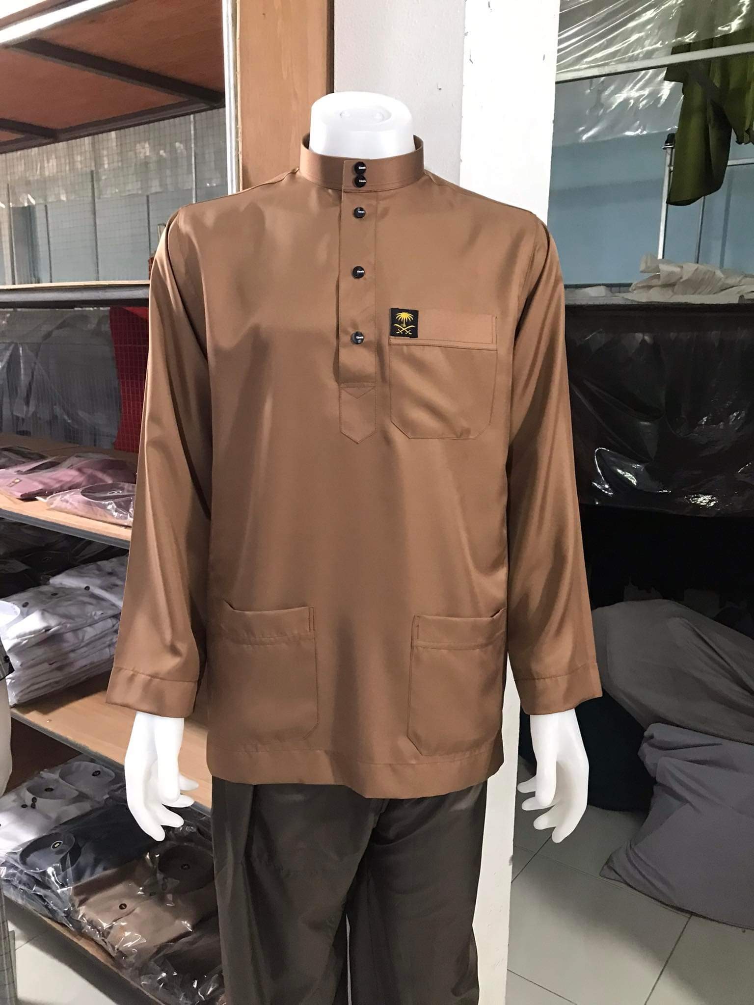 เสื้อชายมุสลิม เสื้อกุรงแขนยาว กระเป๋า 3ใบ ติดกระดุมที่อก ผ้าหารอมันและผ้าพัลมา สองแบบ มีไซส์S M L XL เสื้อชายมุสลิม เสื้อกุรงแขนยาว กระเป๋า 3ใบ ติดกระดุมที่อก ผ้าหารอมันและผ้าพัลมา สองแบบ มีไซส์S M L XL