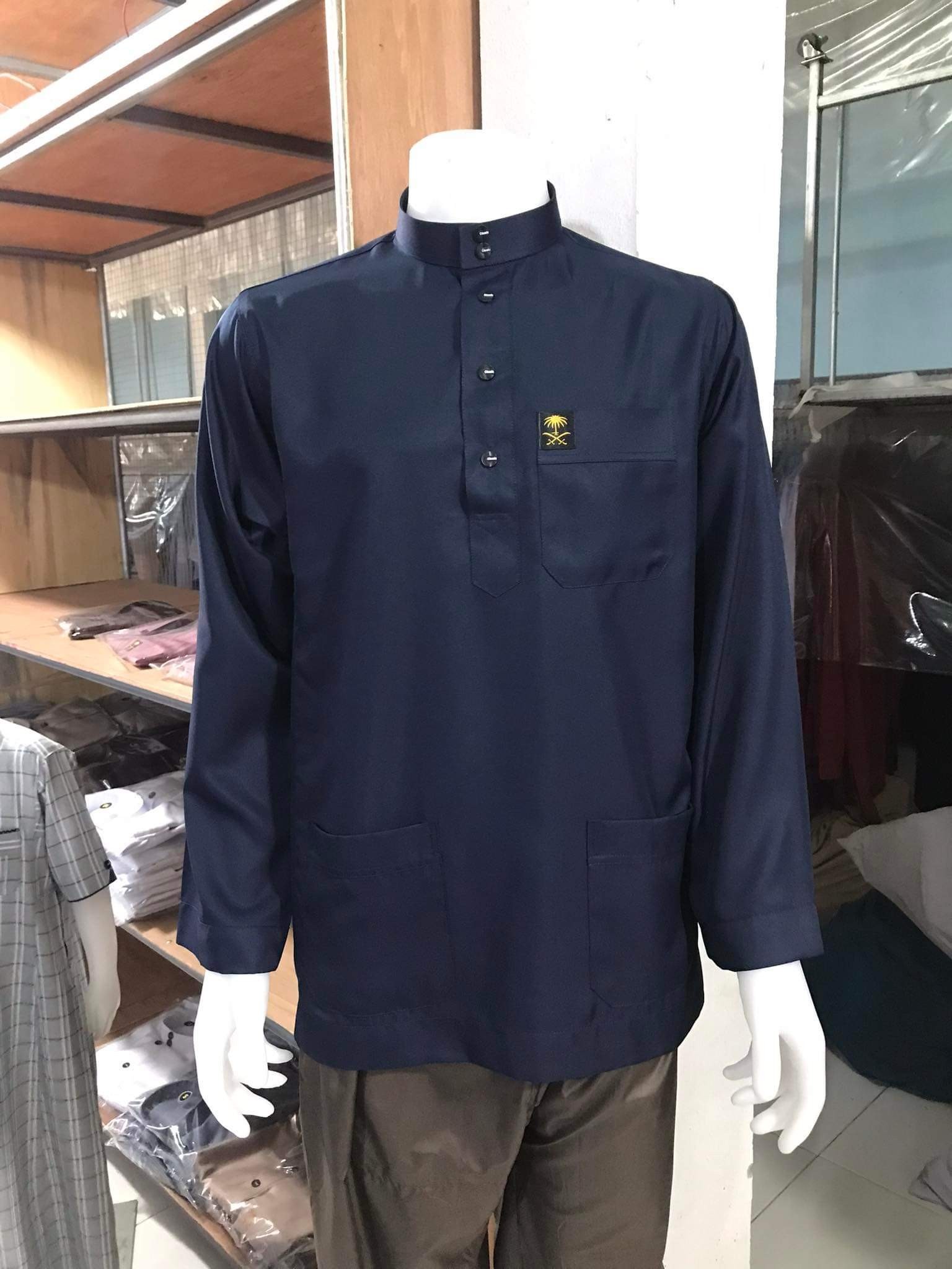 เสื้อชายมุสลิม เสื้อกุรงแขนยาว กระเป๋า 3ใบ ติดกระดุมที่อก ผ้าหารอมันและผ้าพัลมา สองแบบ มีไซส์S M L XL เสื้อชายมุสลิม เสื้อกุรงแขนยาว กระเป๋า 3ใบ ติดกระดุมที่อก ผ้าหารอมันและผ้าพัลมา สองแบบ มีไซส์S M L XL