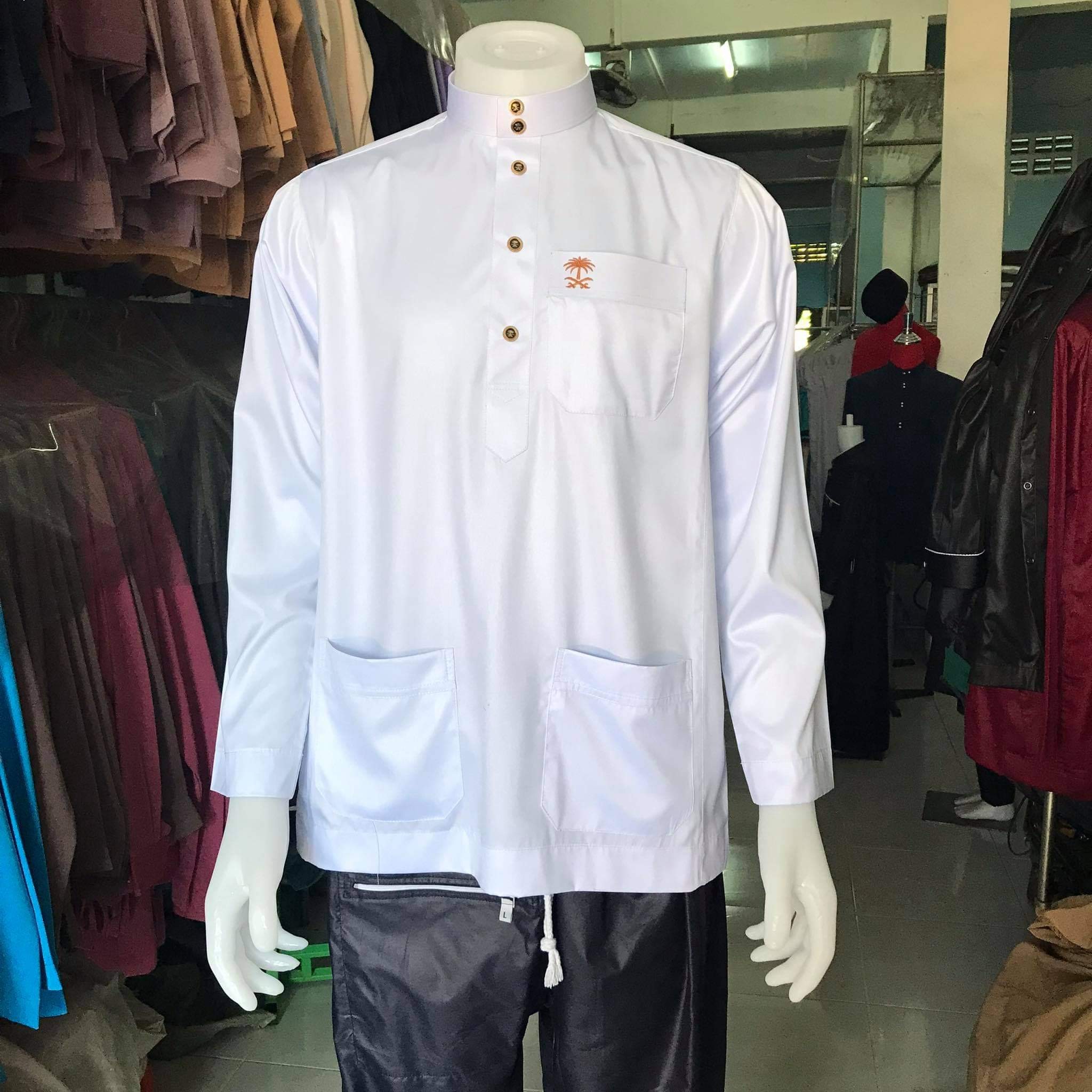 เสื้อชายมุสลิม เสื้อกุรงแขนยาว กระเป๋า 3ใบ ติดกระดุมที่อก ผ้าหารอมันและผ้าพัลมา สองแบบ มีไซส์S M L XL เสื้อชายมุสลิม เสื้อกุรงแขนยาว กระเป๋า 3ใบ ติดกระดุมที่อก ผ้าหารอมันและผ้าพัลมา สองแบบ มีไซส์S M L XL