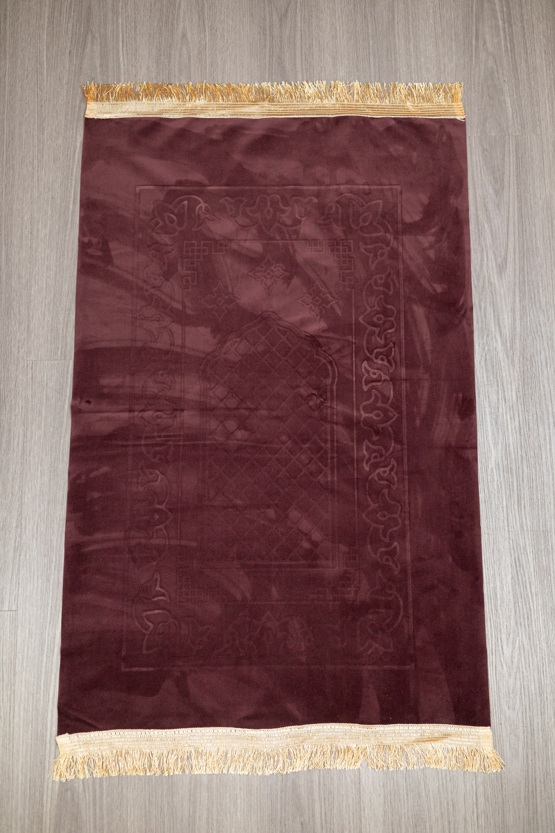 ผ้าปูละหมาด คละลาย ขนาด 107x71 ซ.ม.  เหมาะกับการพกพา แจกวันรายอ หรือฝากญาติผู้ใหญ่ สินค้านำเข้า