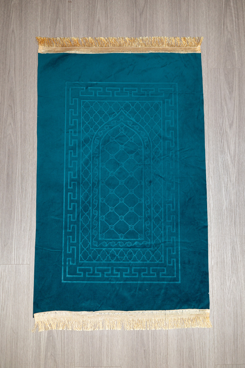 ผ้าปูละหมาด คละลาย ขนาด 107x71 ซ.ม.  เหมาะกับการพกพา แจกวันรายอ หรือฝากญาติผู้ใหญ่ สินค้านำเข้า