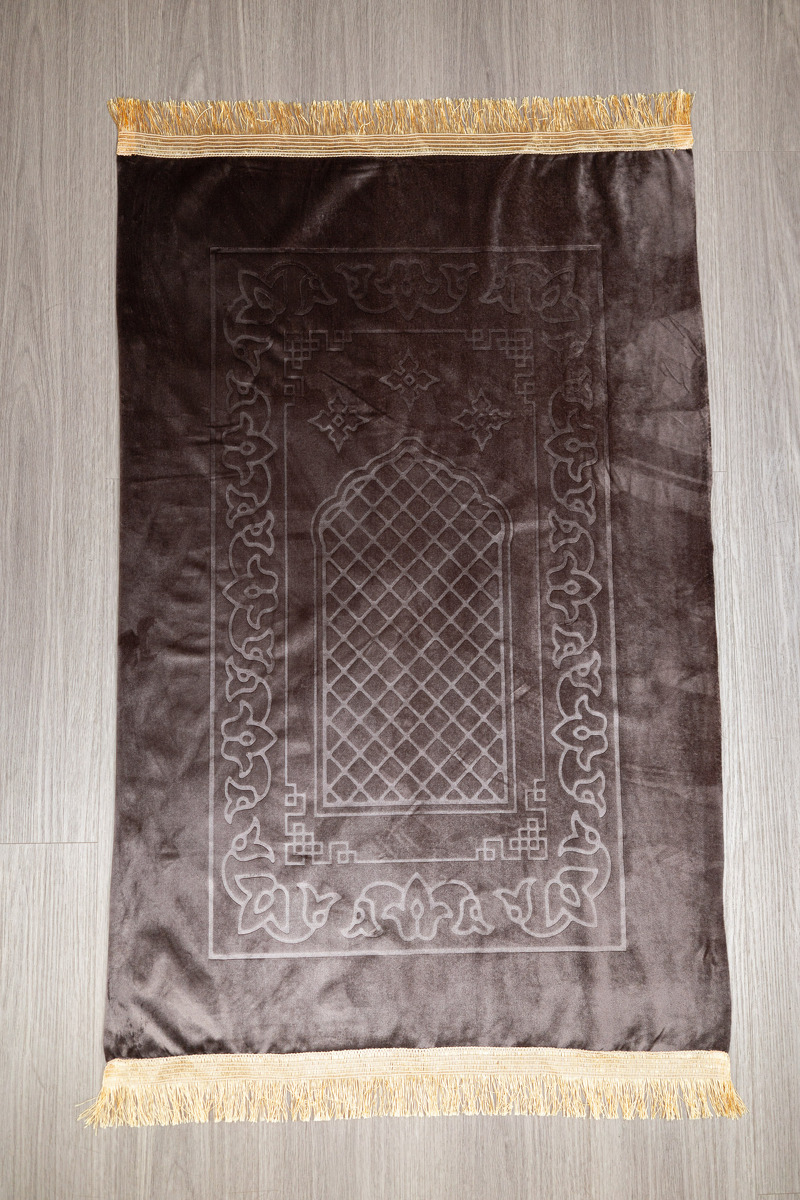 ผ้าปูละหมาด คละลาย ขนาด 107x71 ซ.ม.  เหมาะกับการพกพา แจกวันรายอ หรือฝากญาติผู้ใหญ่ สินค้านำเข้า