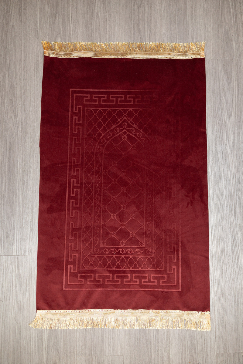 ผ้าปูละหมาด คละลาย ขนาด 107x71 ซ.ม.  เหมาะกับการพกพา แจกวันรายอ หรือฝากญาติผู้ใหญ่ สินค้านำเข้า