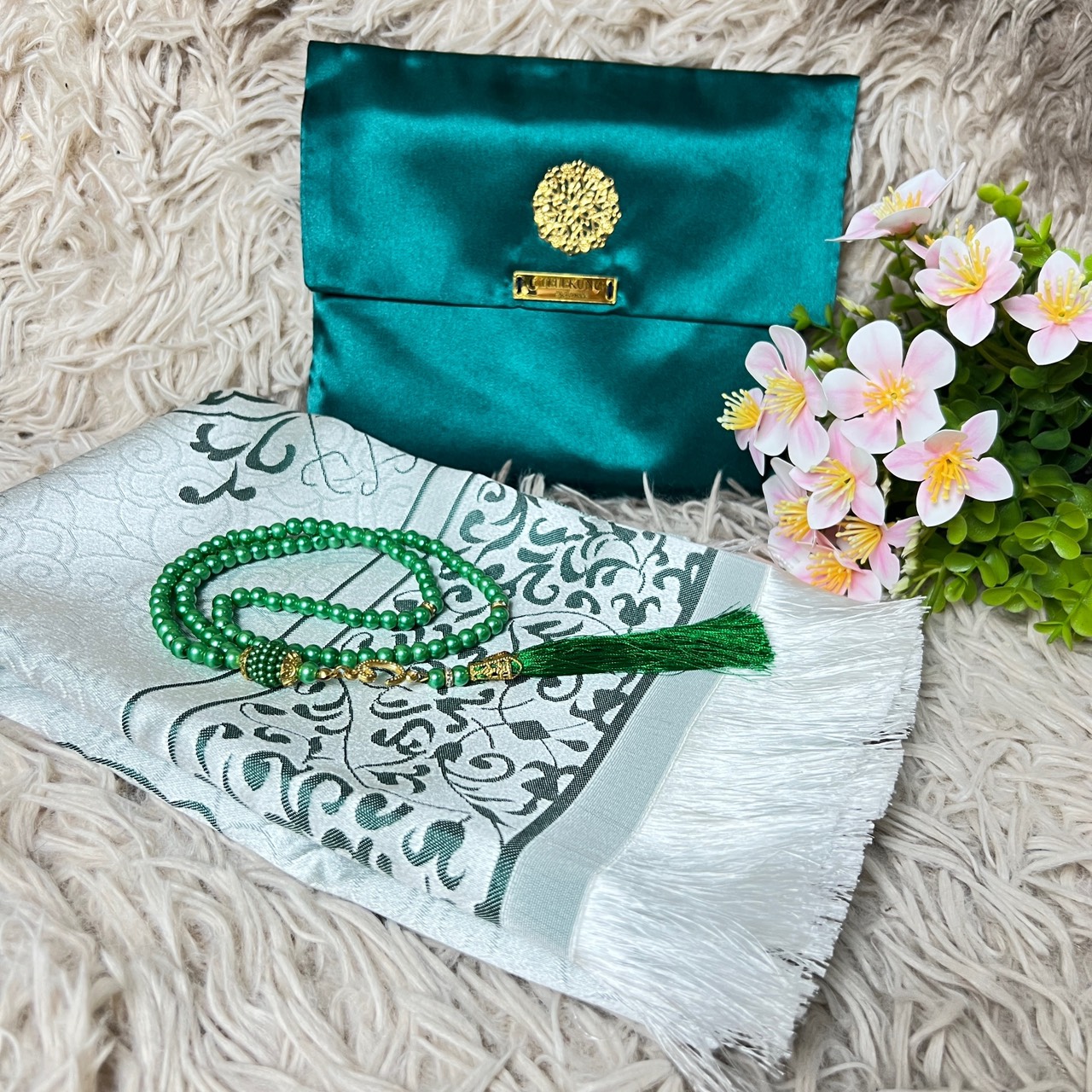 ผ้าปูละหมาดพกพาพร้อมส่ง sajadahtravel ซื้อ1 ได้ 3 พรมปูละหมาด ผ้าละหมาดพกพา ขนาด70x110cmพร้อมส่ง  มีกระเป๋าสำหรับพกพาและตัสเปี๊ยะ